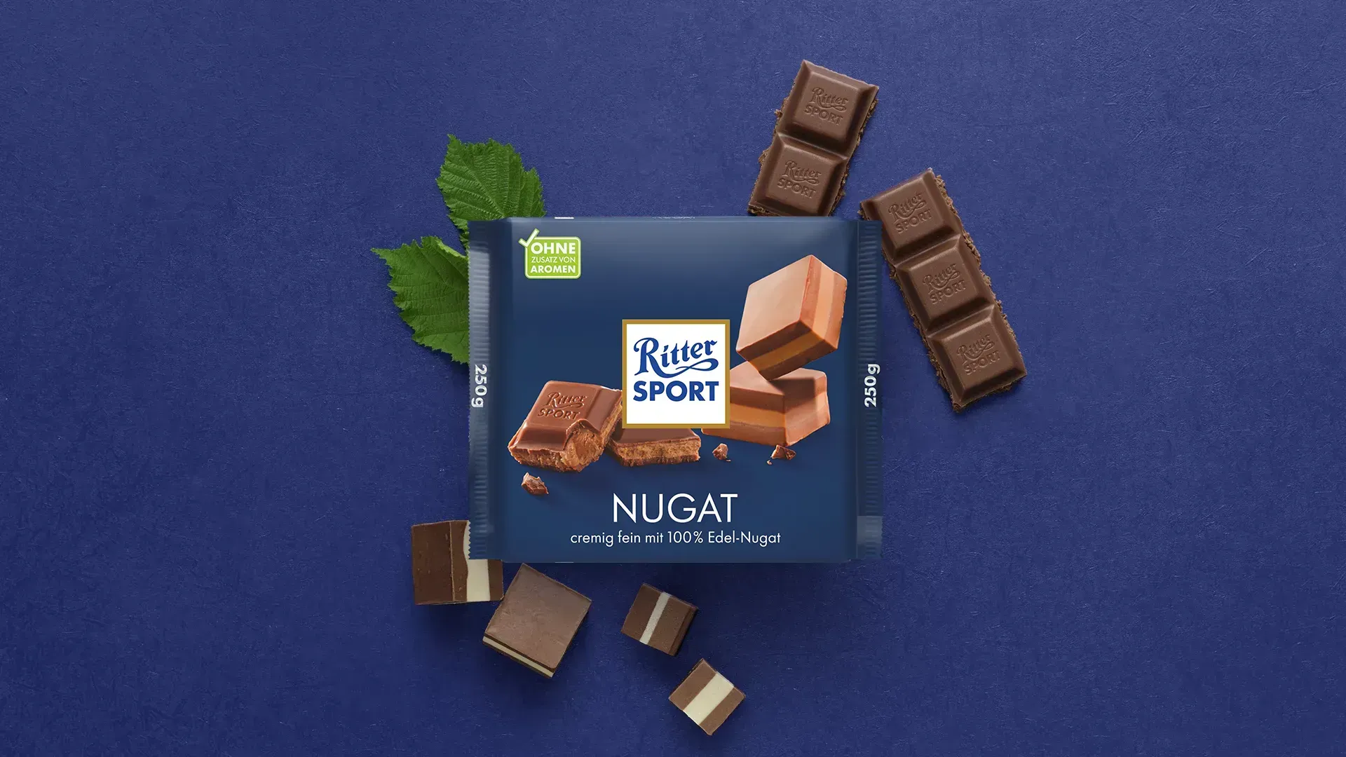 Verpackung einer blauen Schokoladentafel mit Nüssen, Schokoladenstückchen und dem Hinweis „55 % Kakaoanteil“ auf blauem Hintergrund
