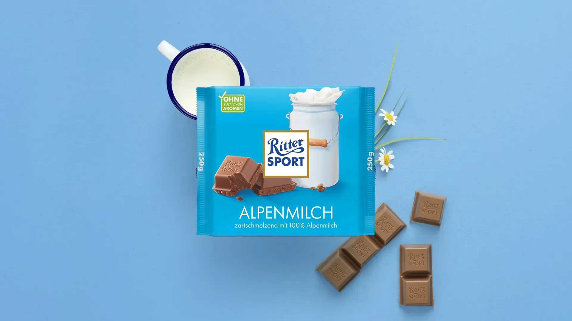 Verpackung einer blauen Schokoladentafel mit Nüssen, Schokoladenstückchen und dem Hinweis „55 % Kakaoanteil“ auf blauem Hintergrund