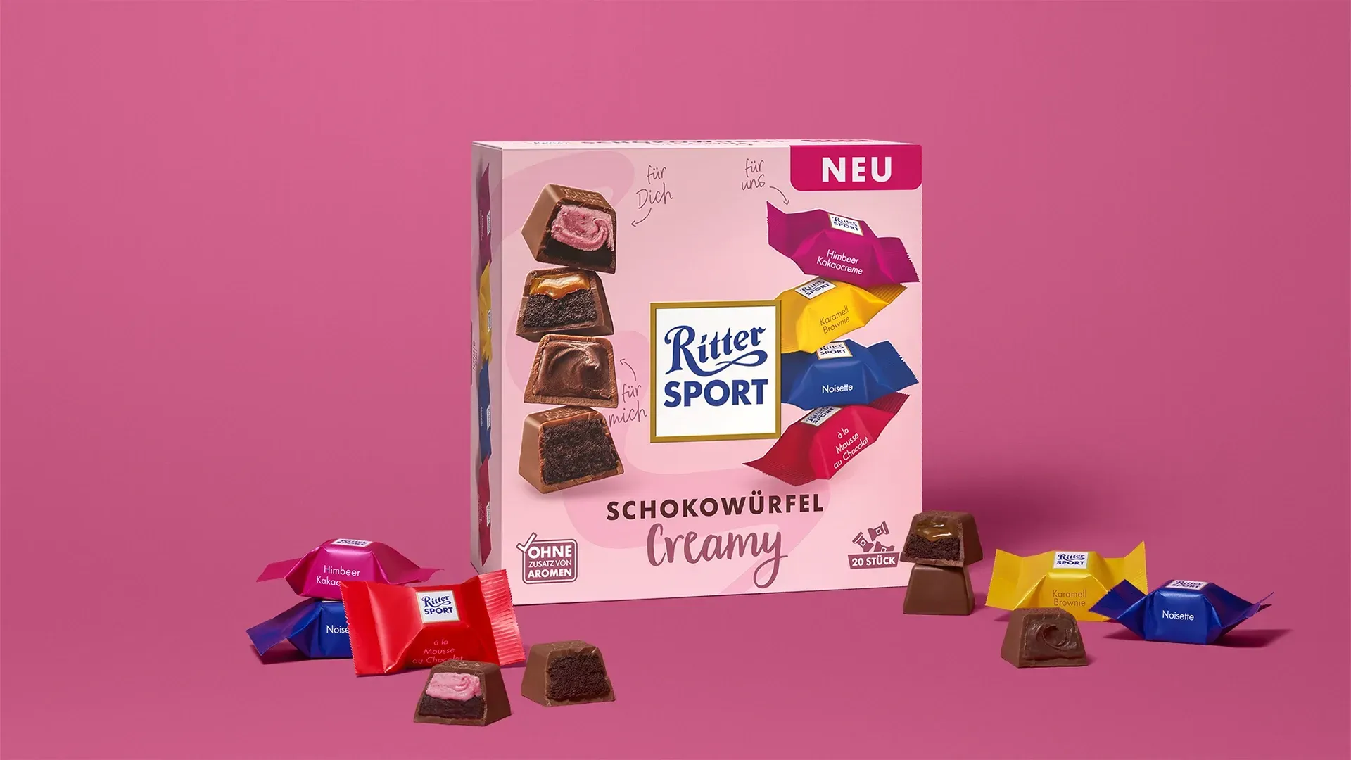 Verpackung einer blauen Schokoladentafel mit Nüssen, Schokoladenstückchen und dem Hinweis „55 % Kakaoanteil“ auf blauem Hintergrund