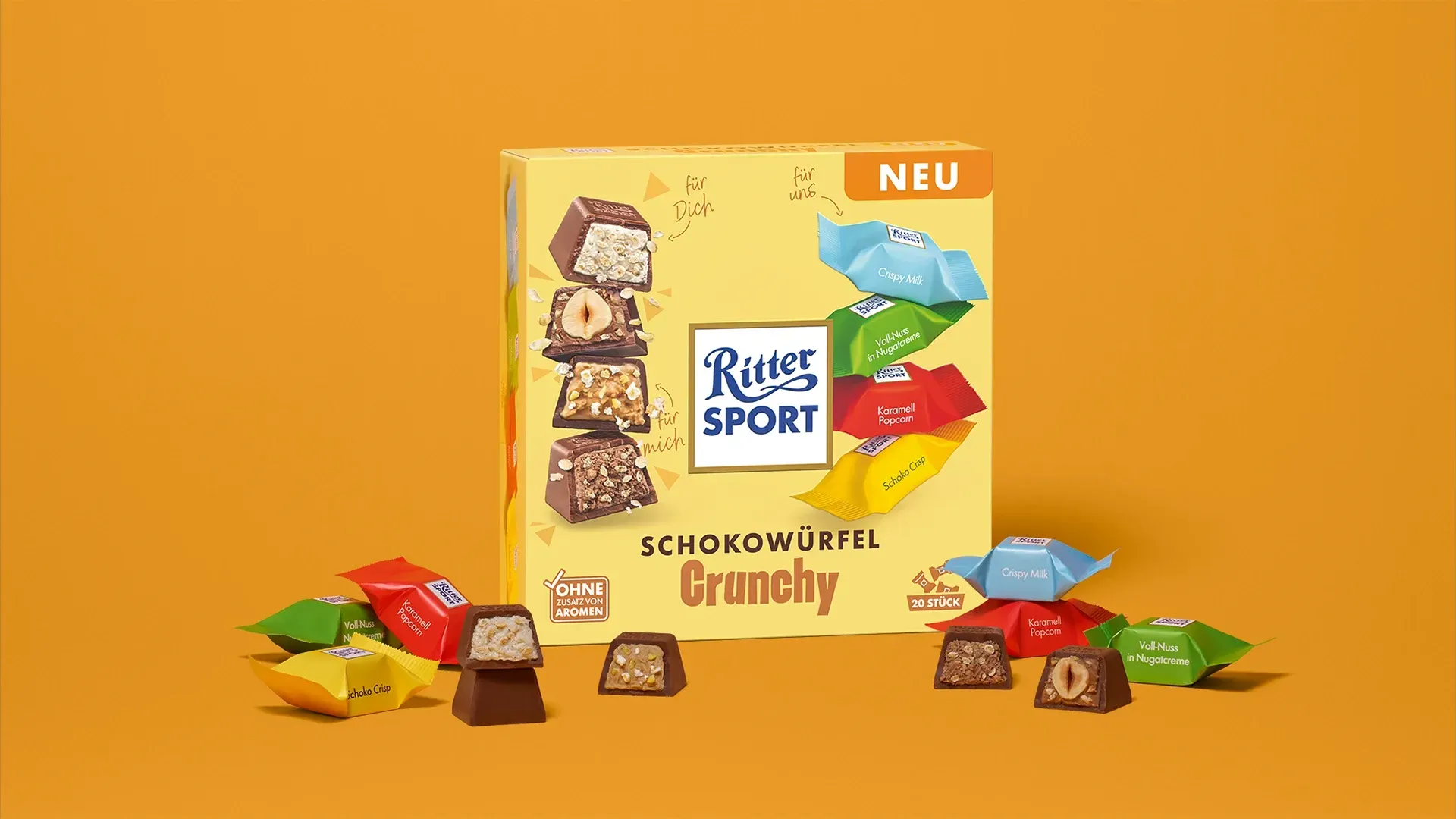 Verpackung einer blauen Schokoladentafel mit Nüssen, Schokoladenstückchen und dem Hinweis „55 % Kakaoanteil“ auf blauem Hintergrund