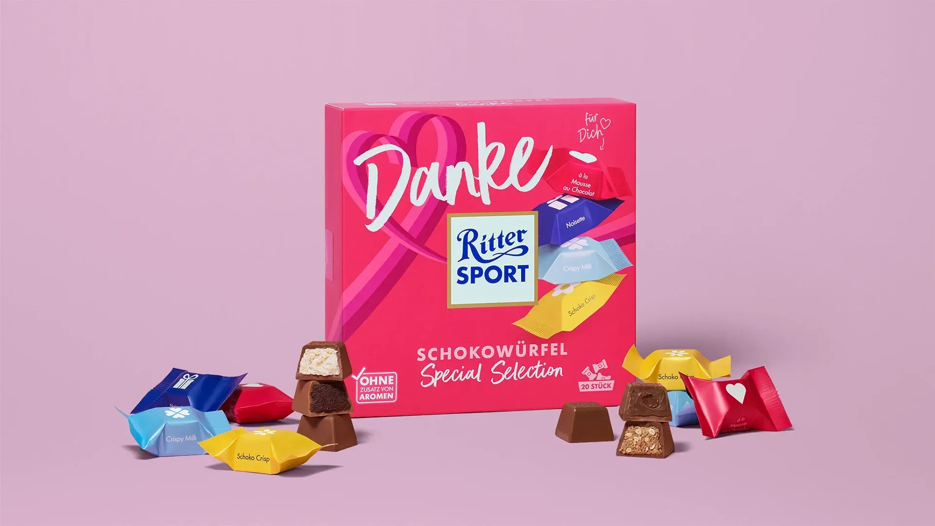 Verpackung einer blauen Schokoladentafel mit Nüssen, Schokoladenstückchen und dem Hinweis „55 % Kakaoanteil“ auf blauem Hintergrund