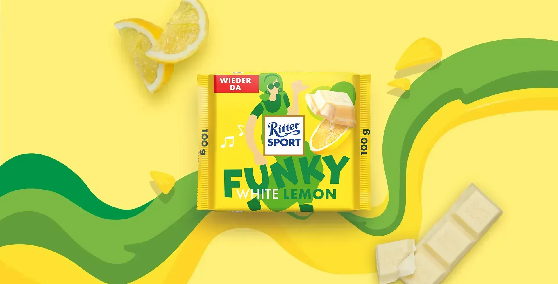 Verpackung einer blauen Schokoladentafel mit Nüssen, Schokoladenstückchen und dem Hinweis „55 % Kakaoanteil“ auf blauem Hintergrund