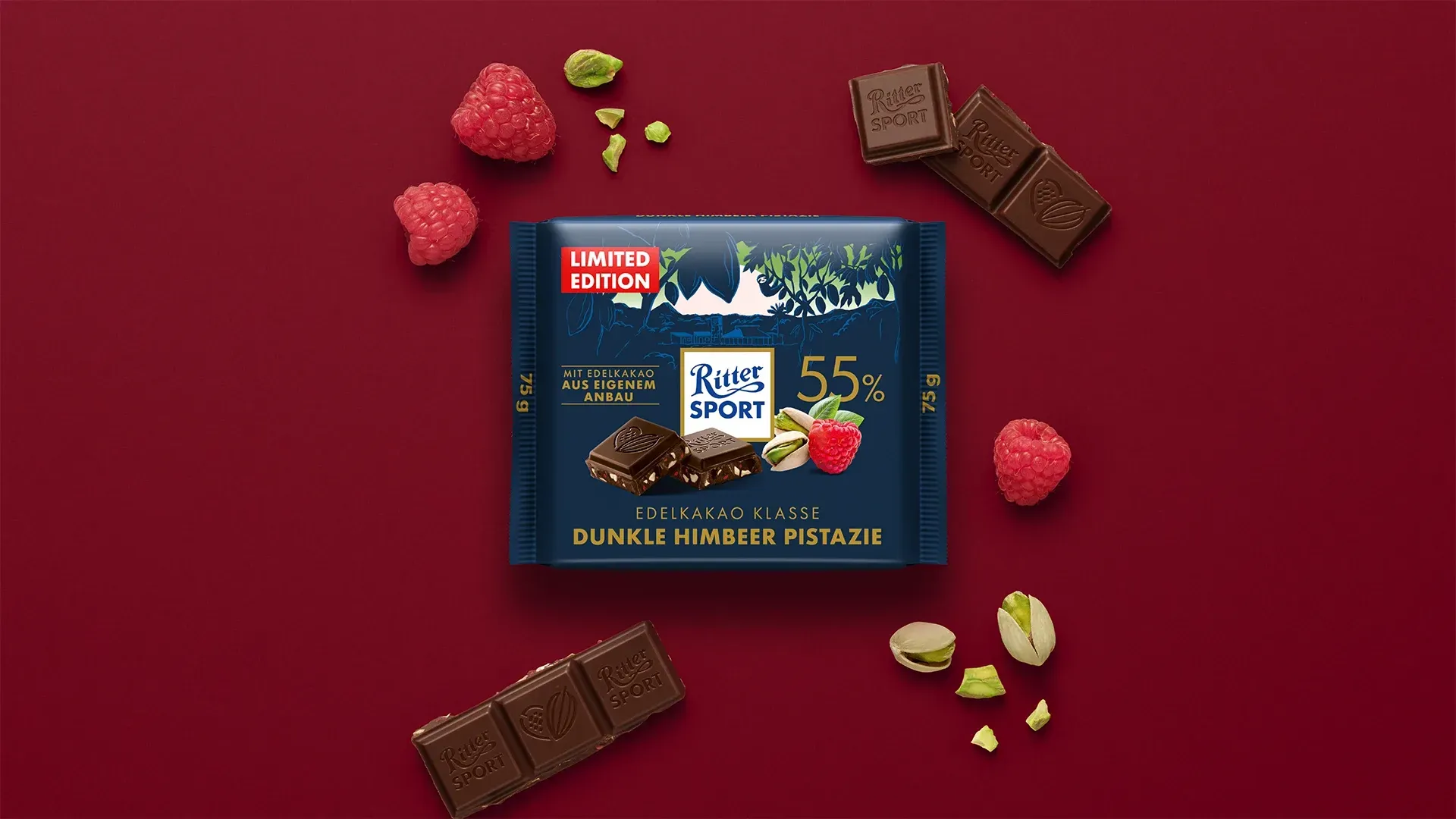 Verpackung einer blauen Schokoladentafel mit Nüssen, Schokoladenstückchen und dem Hinweis „55 % Kakaoanteil“ auf blauem Hintergrund
