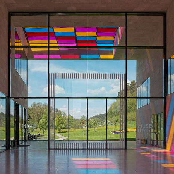 Das Innere eines Gebäudes mit dem Wort Museum an der Wand