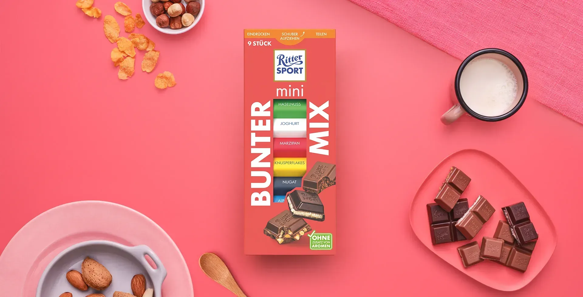 Grüne, pyramidenförmige Geschenkbox mit festlicher roter und goldener Dekoration auf dunkelgrünem Hintergrund. 
Bild wurde mithilfe von KI erstellt.
