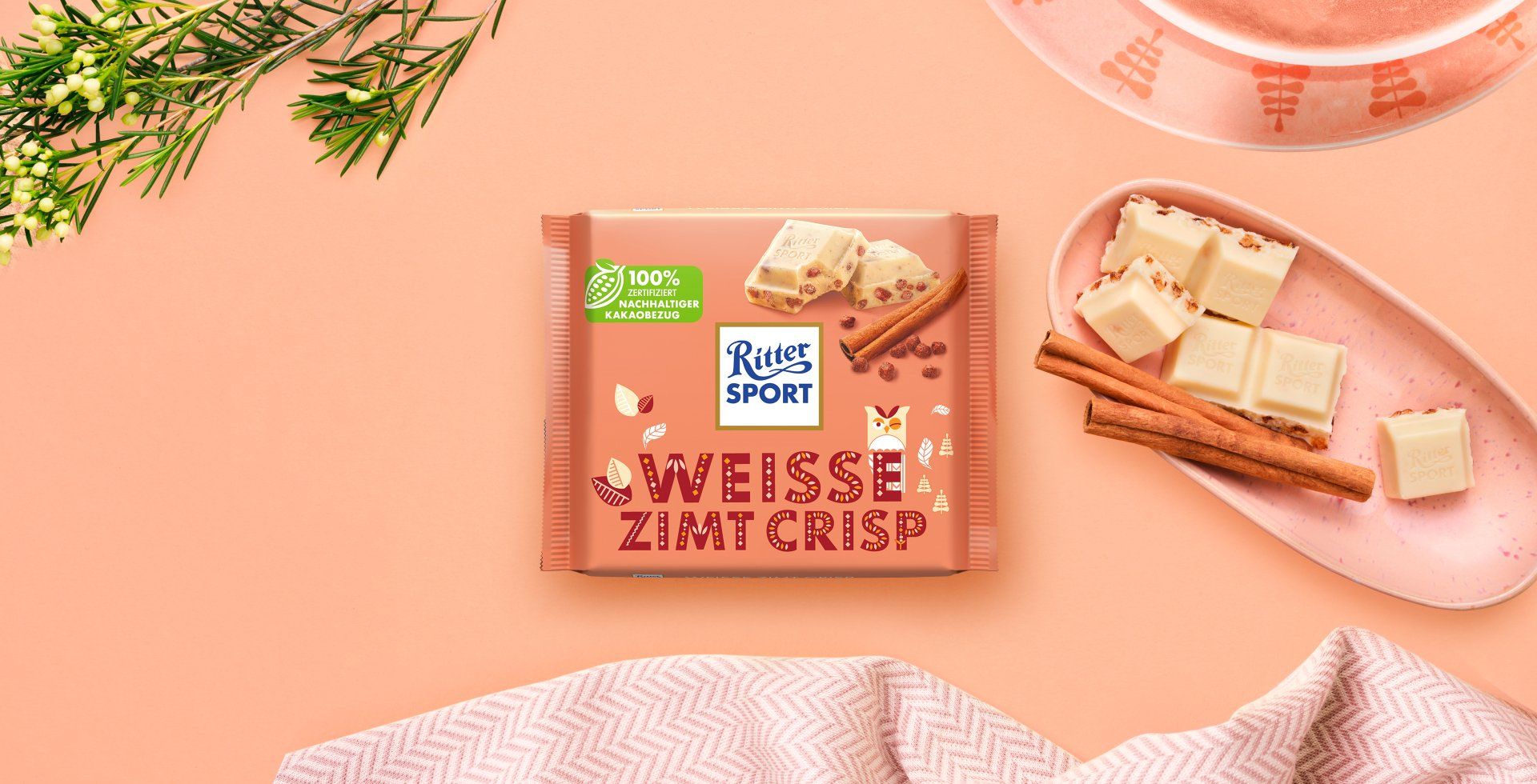 Verpackung einer blauen Schokoladentafel mit Nüssen, Schokoladenstückchen und dem Hinweis „55 % Kakaoanteil“ auf blauem Hintergrund