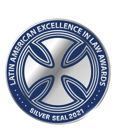 Selo prateado do Latin American Excellence in Law Awards 2021, com detalhes em azul e prata.