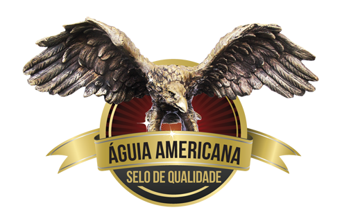 Bronze eagle with outspread wings over a badge. Gold banner reads “ÁGUIA AMERICANA, SELO DE QUALIDADE.”