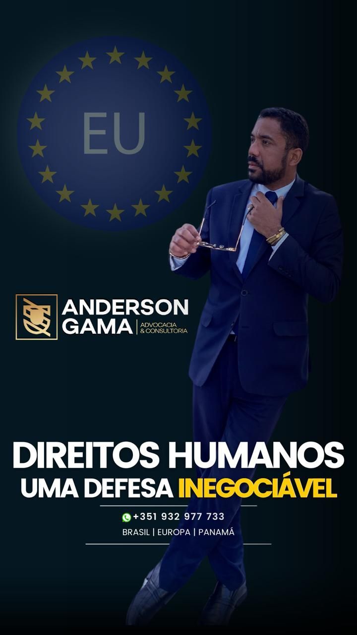 Homem de terno e óculos, com a bandeira da UE ao fundo;