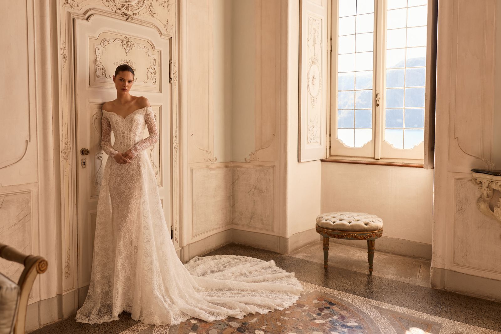 Sposa in abito di pizzo in un salone storico