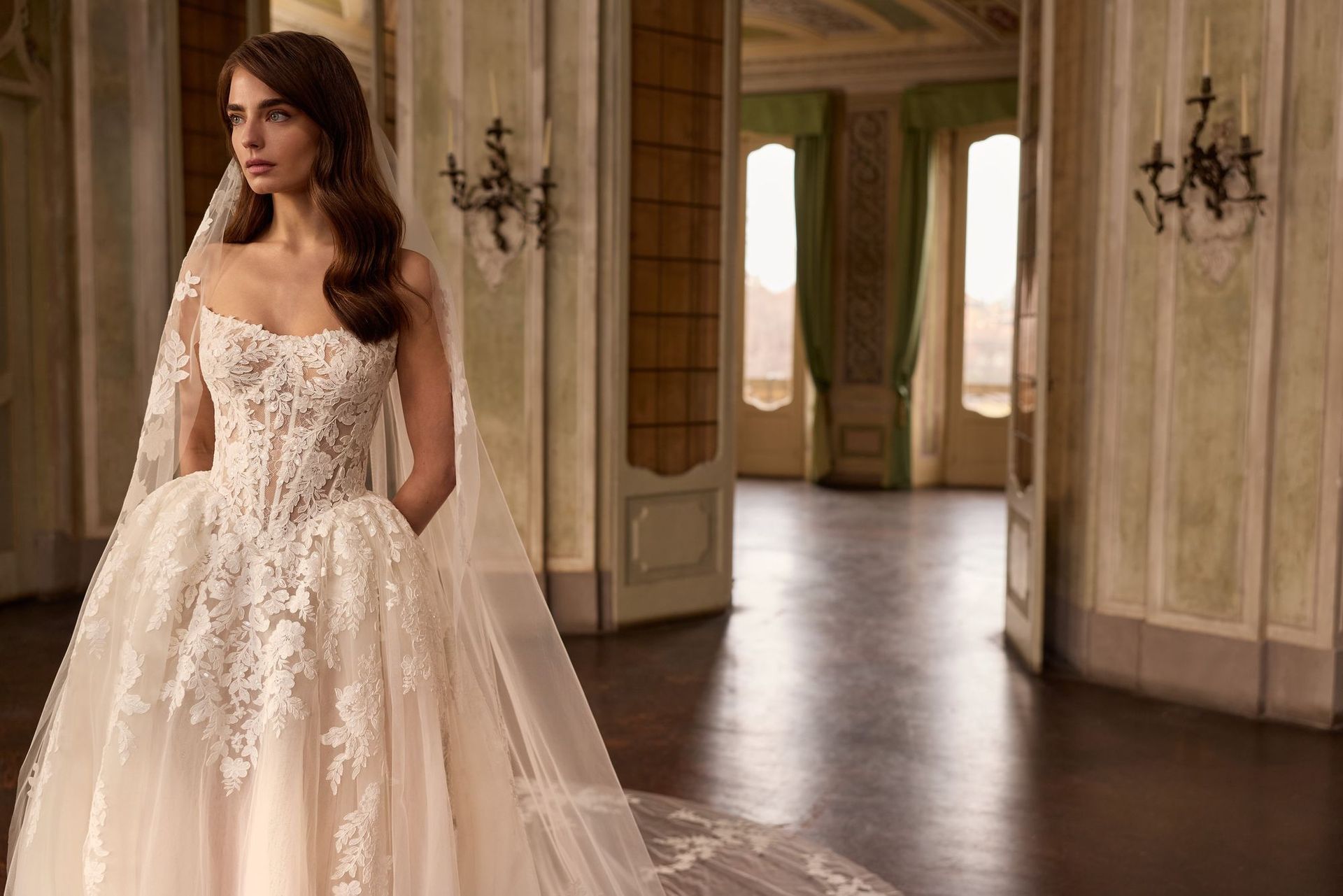 Sposa con velo in una villa storica