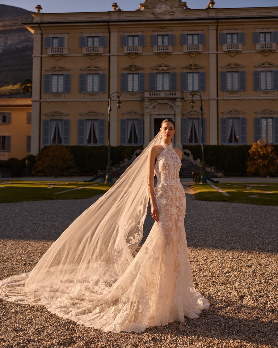 Abito da sposa collezione 2027 con velo