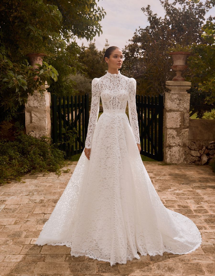 Abito da sposa in pizzo con collo alto