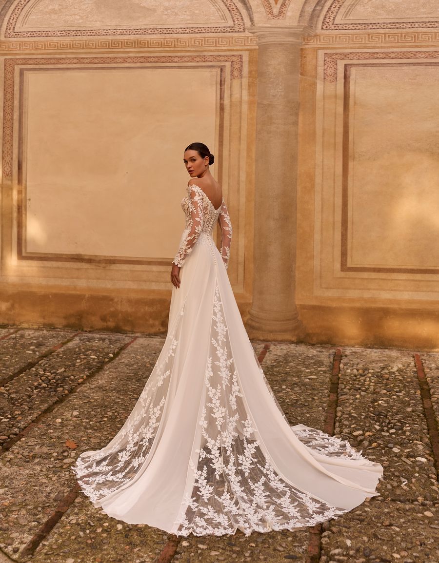 Abito da sposa con strascico in pizzo, vista posteriore