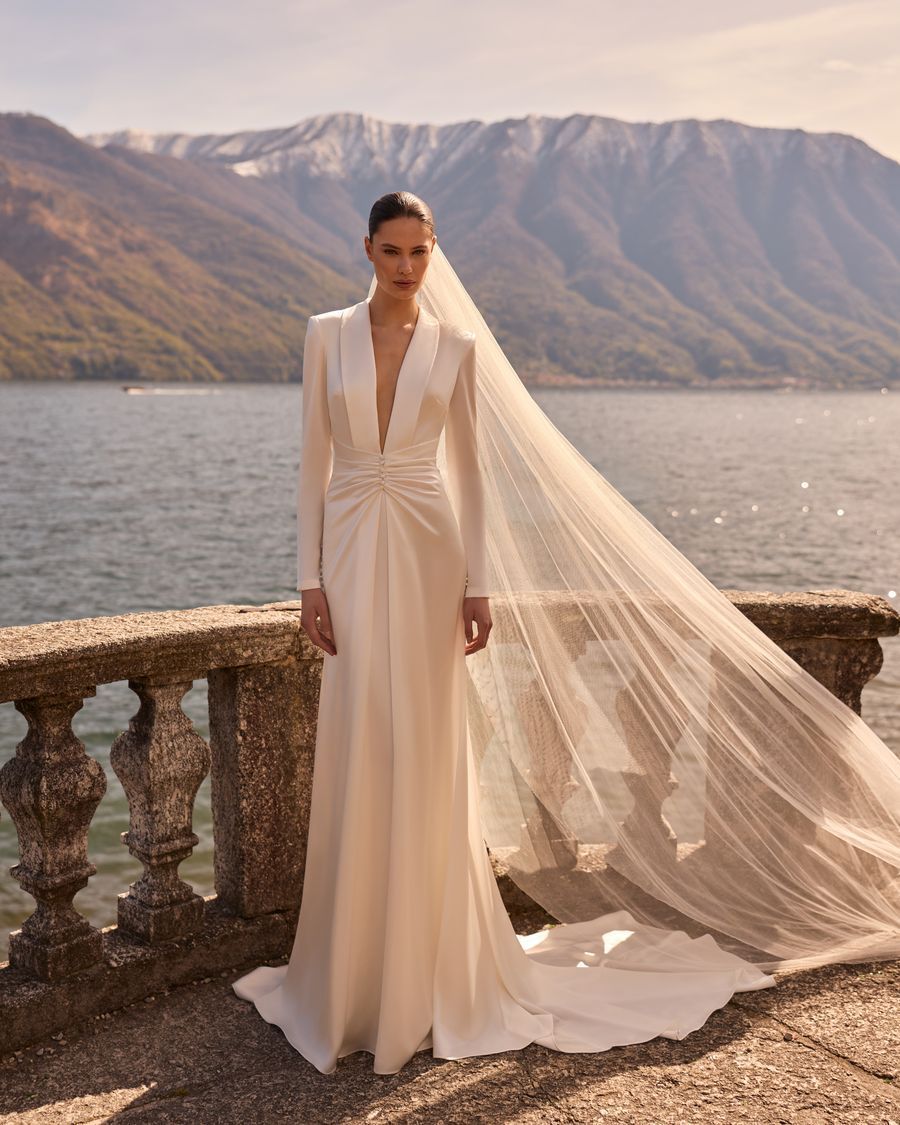Abito da sposa in raso con velo lungo