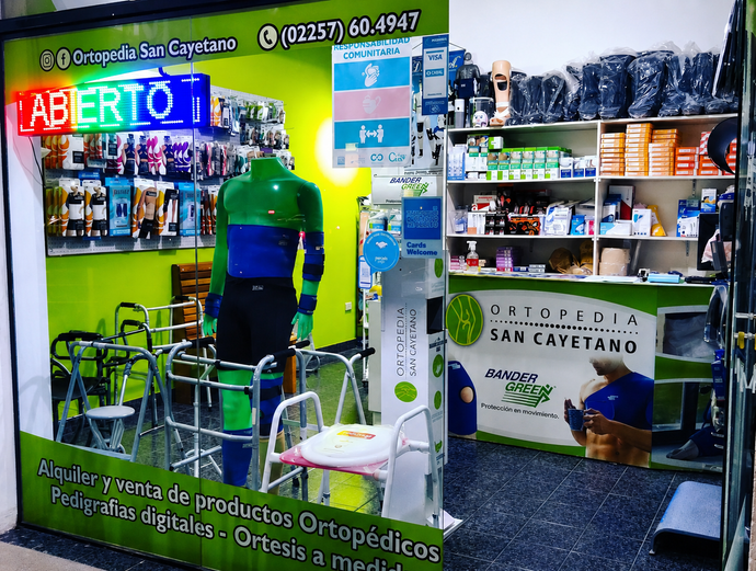 Stand de una tienda de ortopedia con aparatos ortopédicos, ayudas para la movilidad, estanterías.