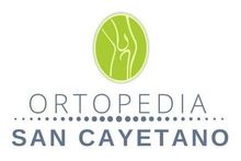 Logotipo de Ortopedia San Cayetano con icono ortop&eacute;dico circular verde y texto gris azulado