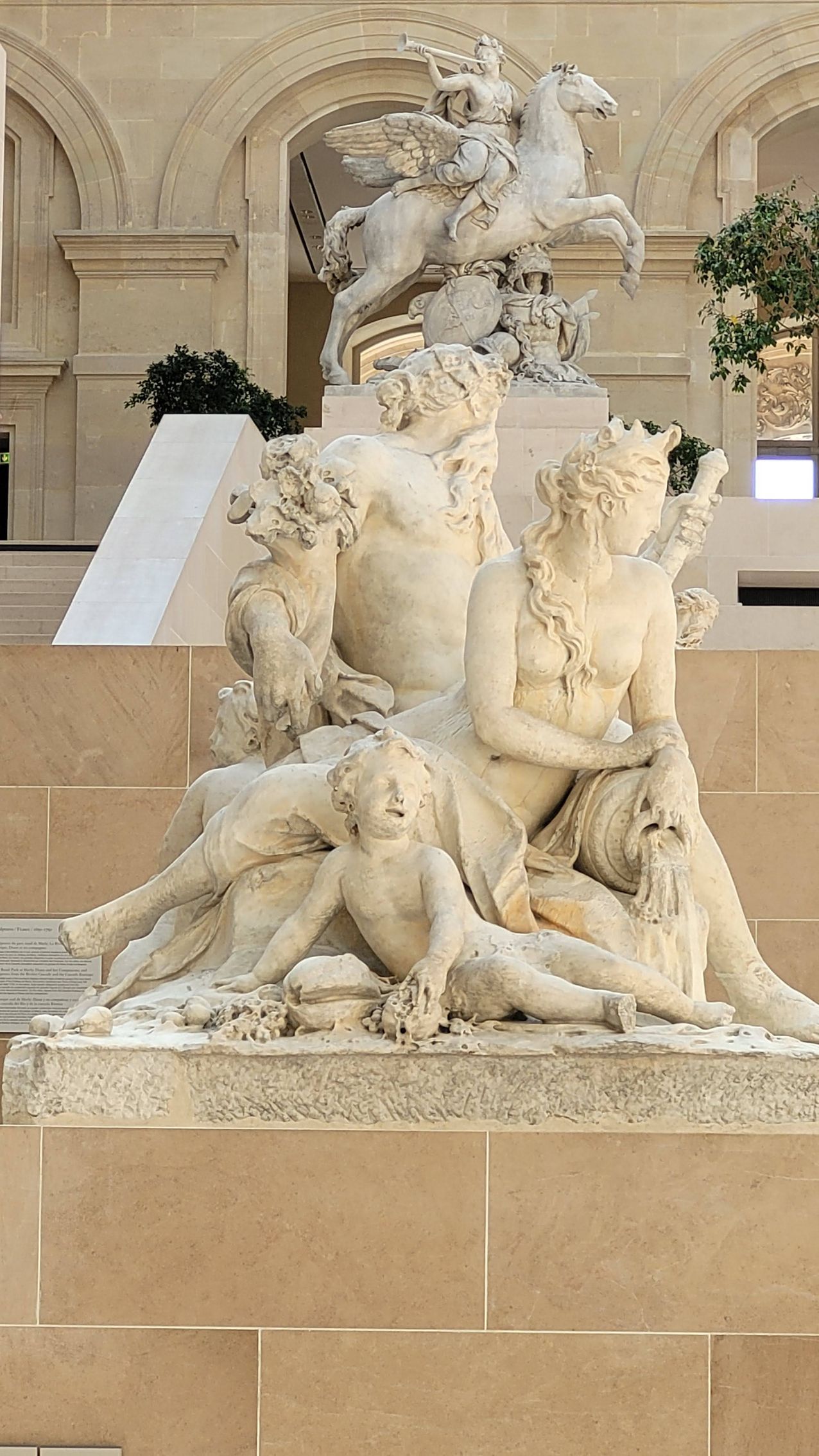 Scultura raffigurante diverse figure e animali, forse mitologici, su una struttura in pietra.