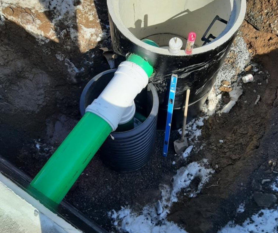 A green pipe is connected to a black pipe