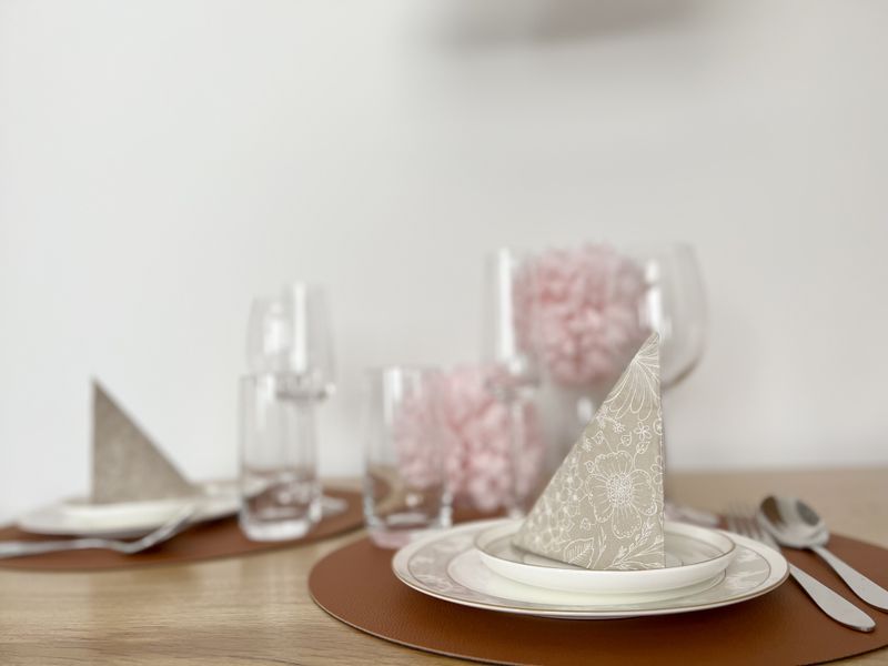 Liebevoll gedeckter Esstisch mit Sektgläsern und dekorativen Servietten für Urlaubsgäste