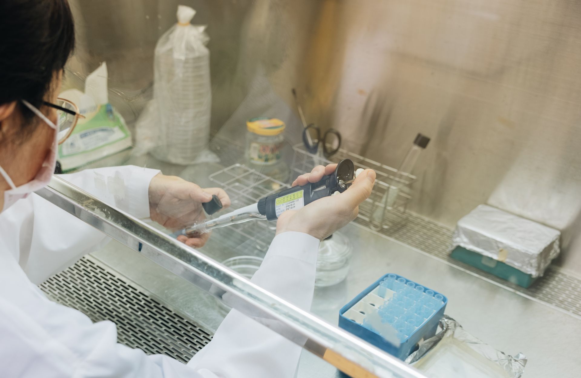 統荃生醫附設ISO 22000與國際雙驗證的TAF生技研發中心,為每個合作客戶提供高精準度的功效成分鑑定、保健食品配方開發與合規微量配方調製服務,圖示為統荃生醫專業研究人員正在分析原料成分。