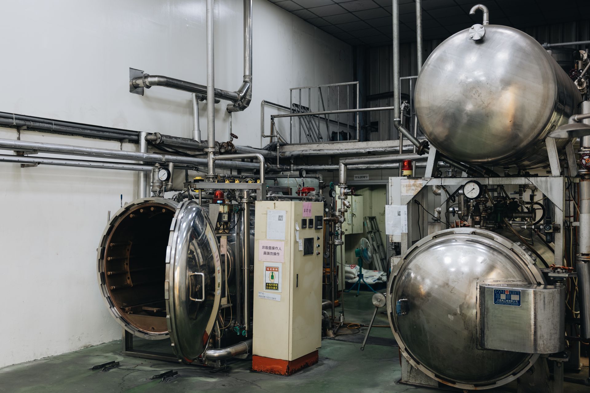 統荃生醫永康生產基地之專利冷熱合一噴霧造粒乾燥設備。導入節能低碳技術，縮短加熱時間並完整保留原料熱敏性營養素，為保健食品代工提供高值化生物萃取技術。