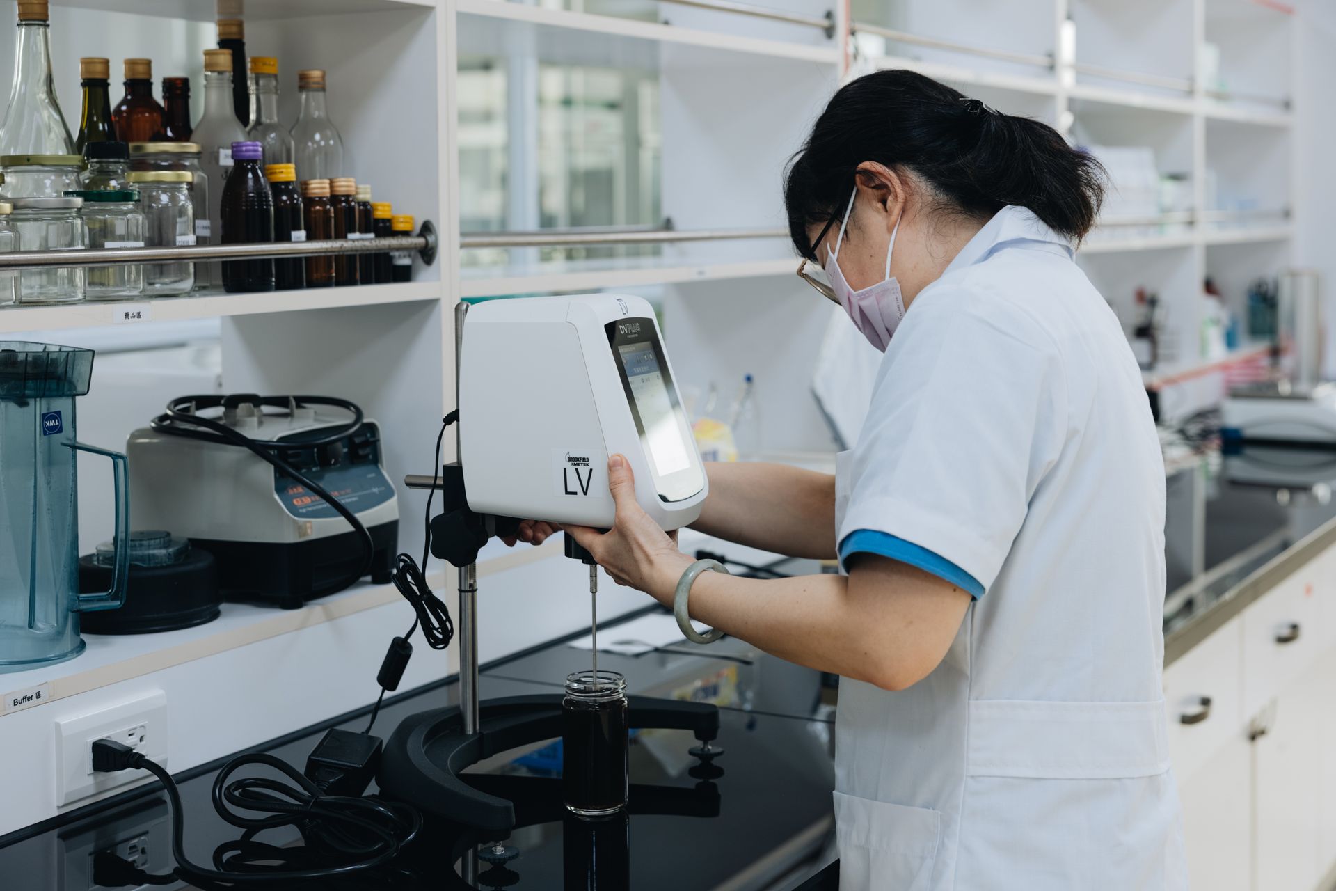 統荃生醫附設ISO 22000與國際雙驗證的TAF生技研發中心,為每個合作客戶提供高精準度的功效成分鑑定、保健食品配方開發與合規微量配方調製服務,圖示為統荃生醫專業研究人員操作檢測儀器