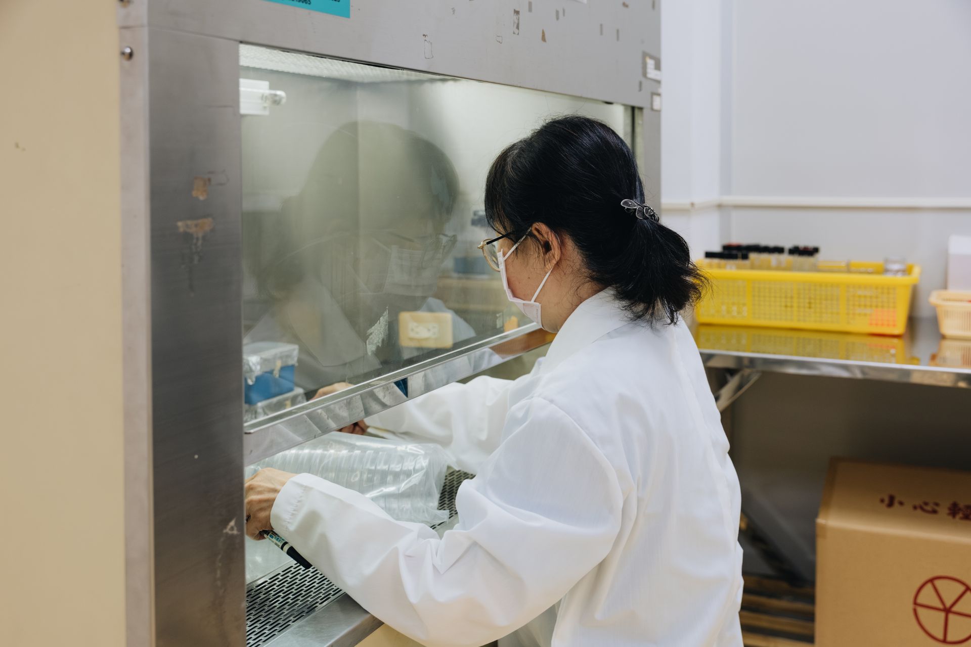 統荃生醫附設ISO 22000與國際雙驗證的TAF生技研發中心,為每個合作客戶提供高精準度的功效成分鑑定、保健食品配方開發與合規微量配方調製服務,圖示為統荃生醫專業研究人員正在分析原料成分。