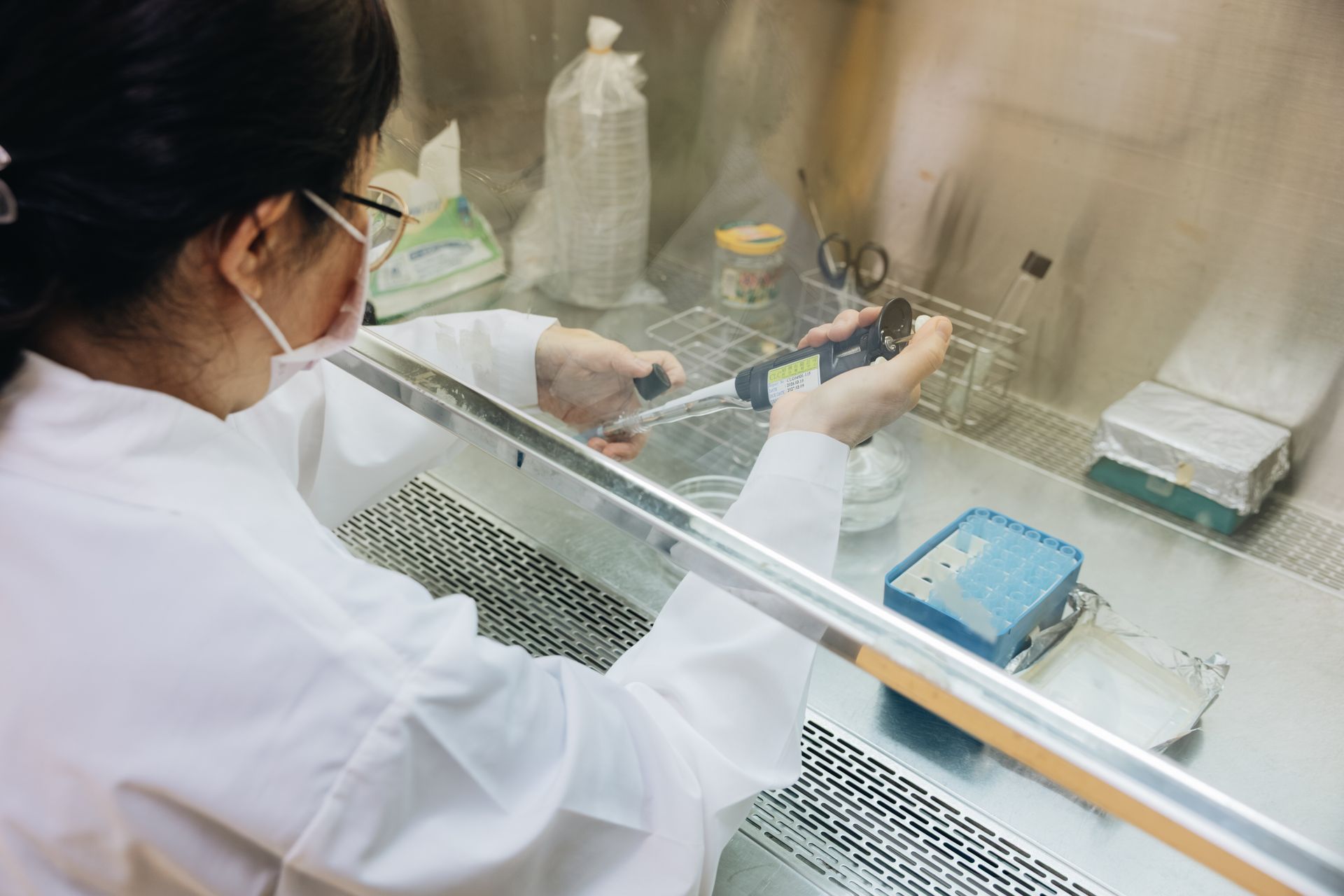 統荃生醫附設ISO 22000與國際雙驗證的TAF生技研發中心,為每個合作客戶提供高精準度的功效成分鑑定、保健食品配方開發與合規微量配方調製服務,圖示為統荃生醫專業研究人員正在分析原料成分。