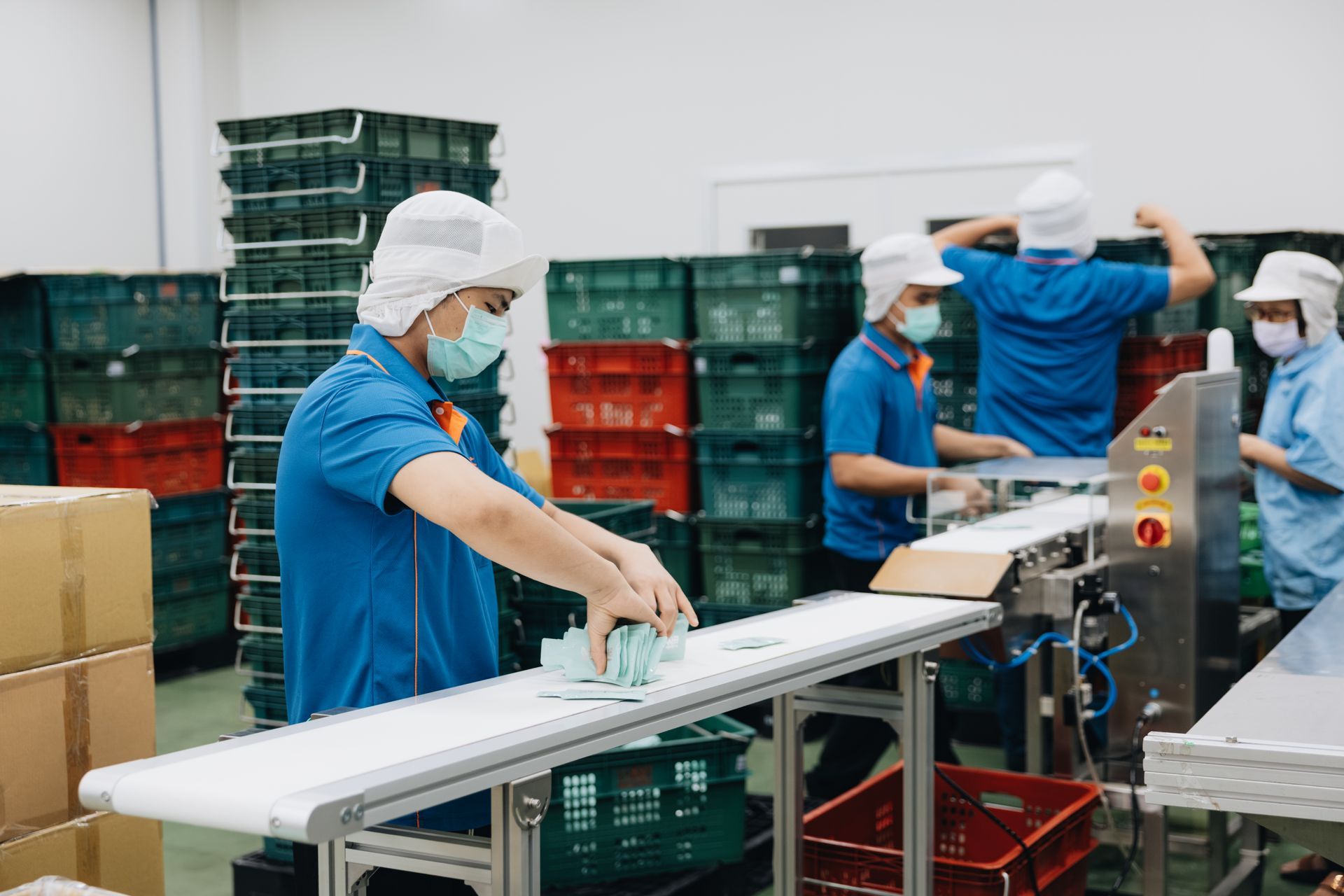統荃生醫工作人員於自動化傳送帶進行隨身軟袋飲品之包裝與品管檢驗。提供透明一站式代工流程與少量試產方案,協助小老闆與新創電商快速下單上市。