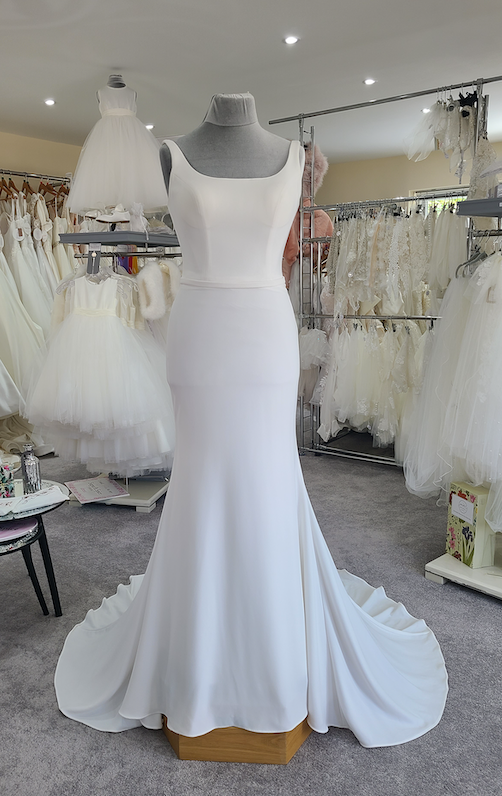 Private label wedding dress Ivory. Simple wedding dress V pearl bead back Size 10 