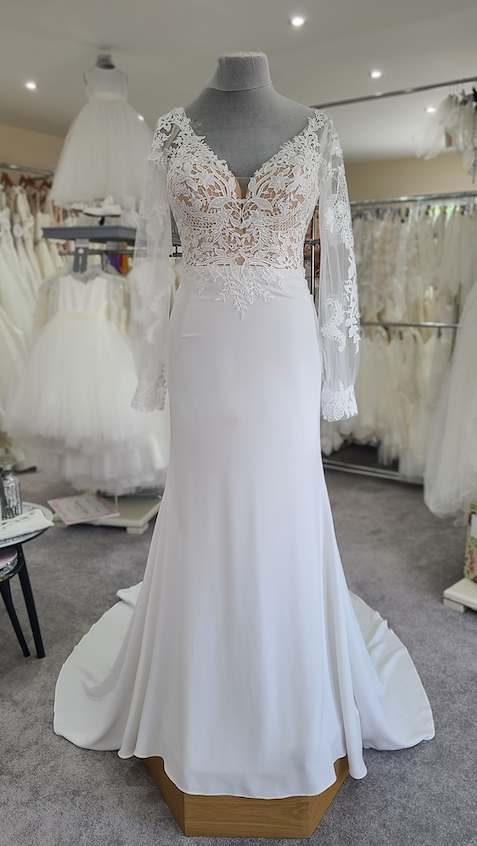 ivory wedding dress slim bit with detachable sleeves and detachable inner panel Heather Sale Private Label