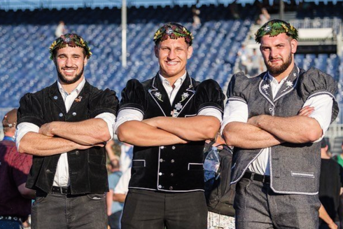 Gruppenbild nach dem Schwingfest mit Kranz