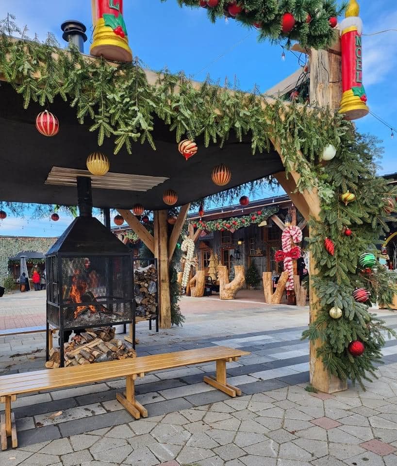 Un espace couvert avec cheminée et décorations de Noël
