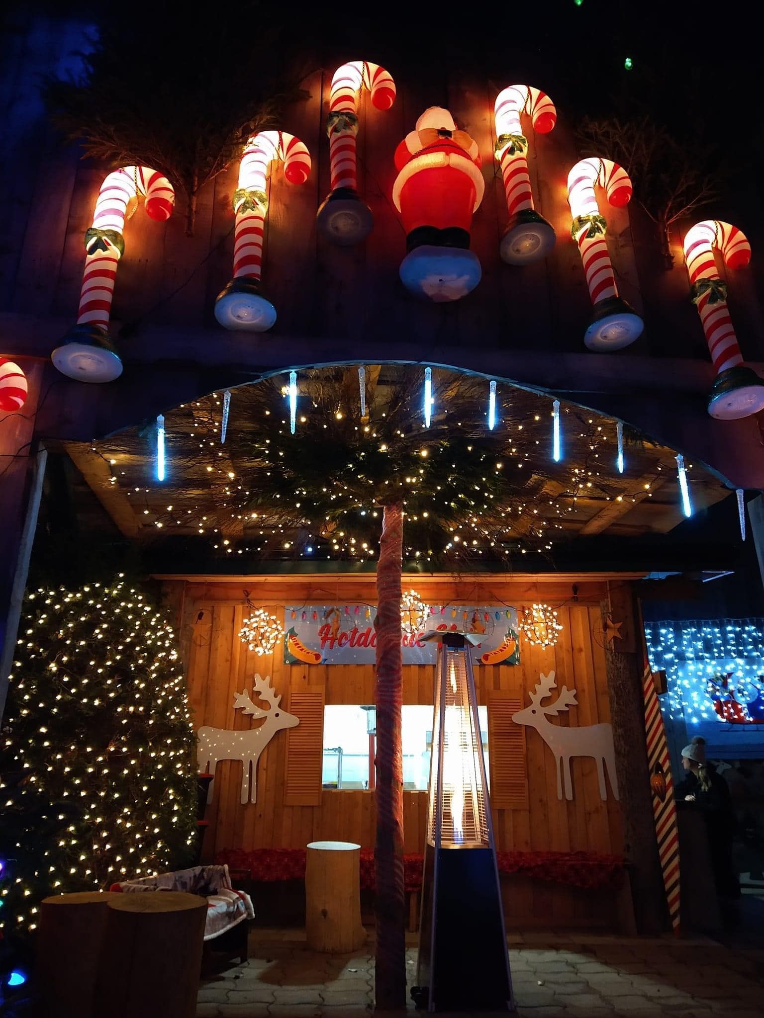 Une décoration de Noël avec des cannes de bonbon suspendues au plafond