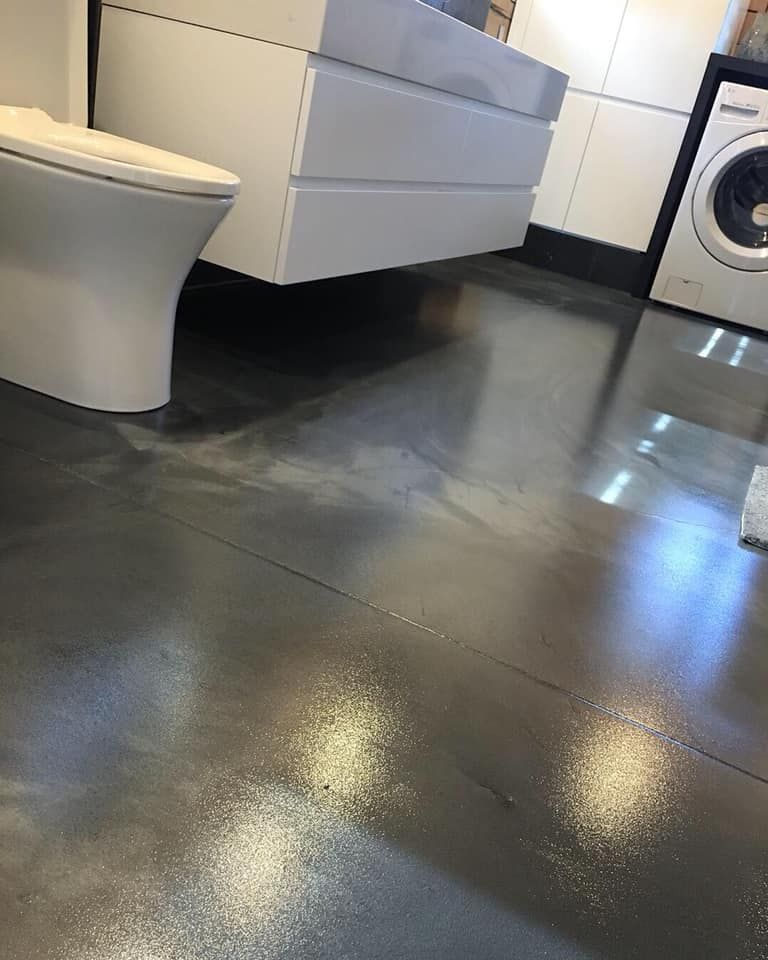 Une salle de bain avec WC, lavabo et machine à laver.