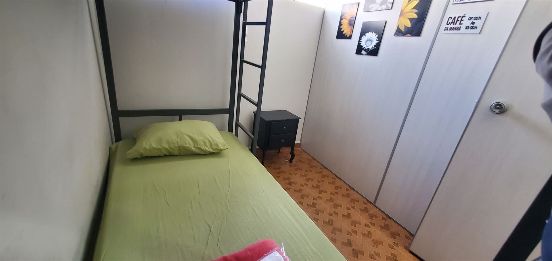 Um quarto com um beliche e uma placa que diz bts