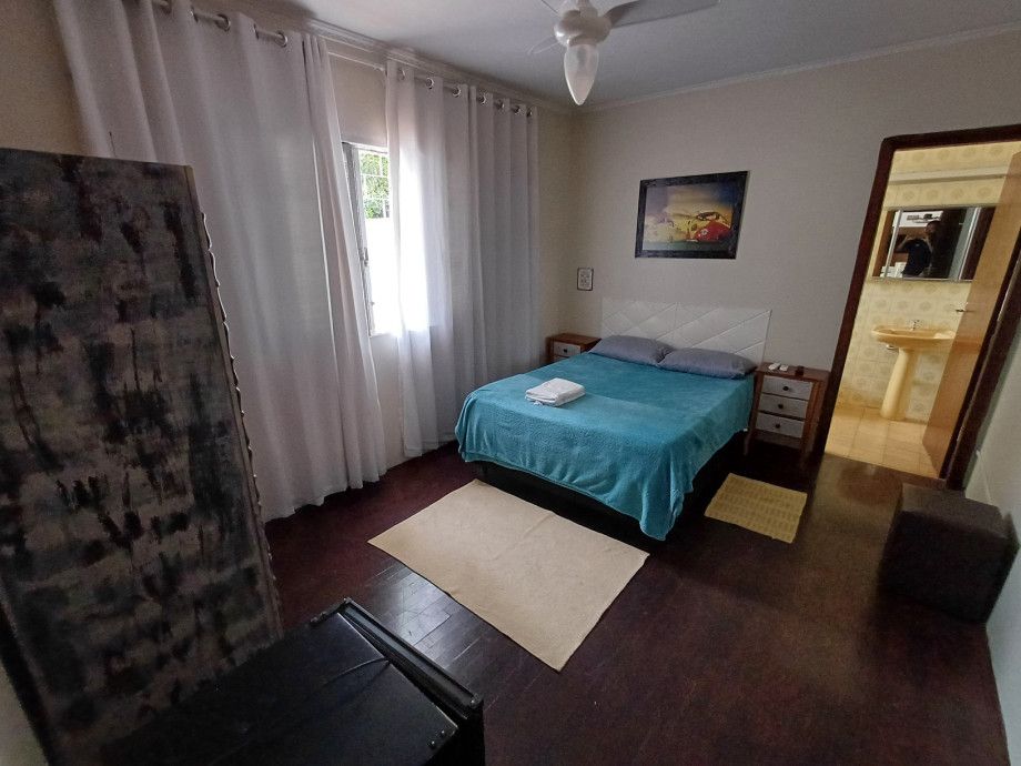 Um quarto com uma cama e um ventilador de teto