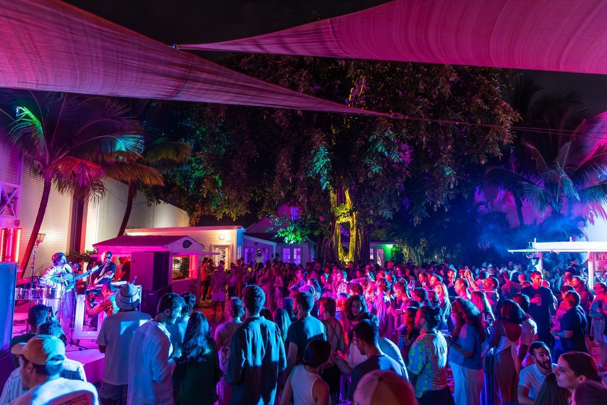  Outdoor courtyard at ZeyZey Miami with live music and string lights at night