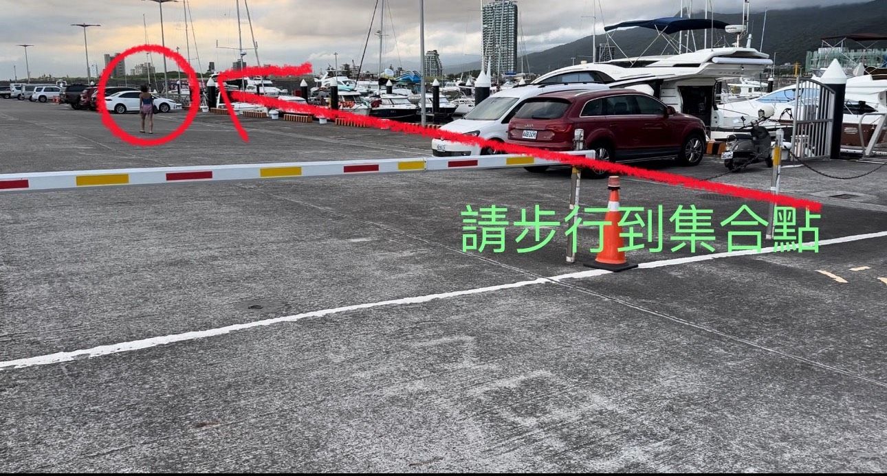 停車場內，一個紅色箭頭指向走向集合點的人，集合點上標有中文和障礙物。