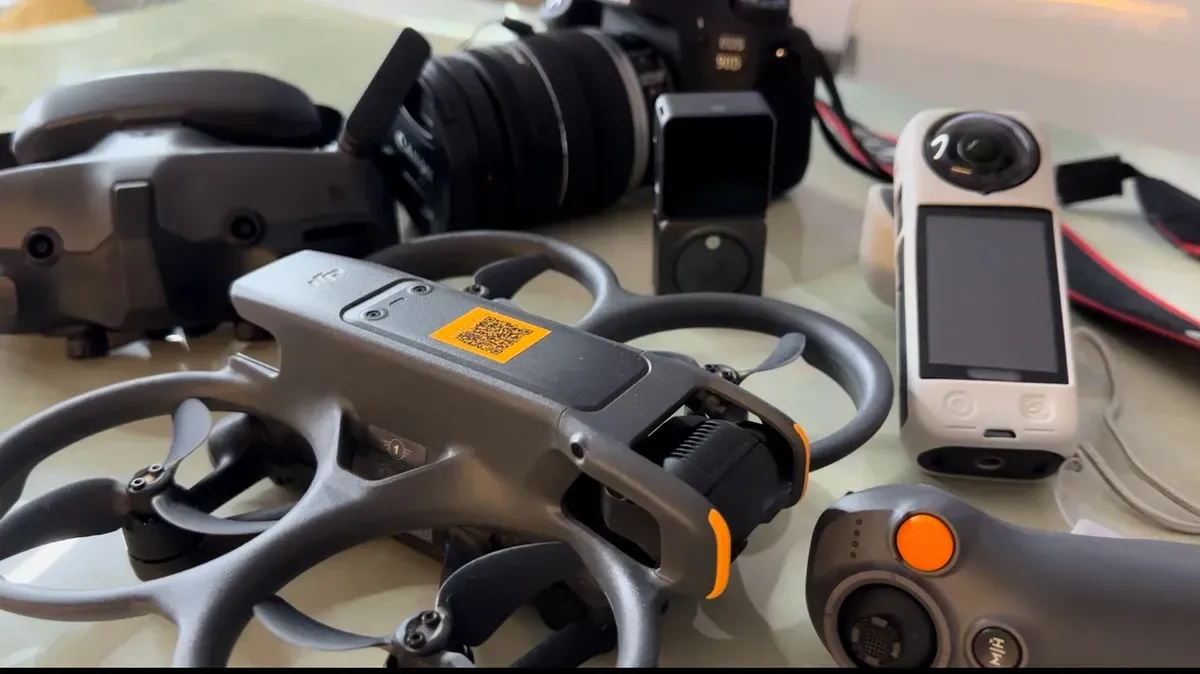 一系列科技產品,包括大疆無人機、FPV眼鏡、單眼相機、小型運動相機和360度相機。