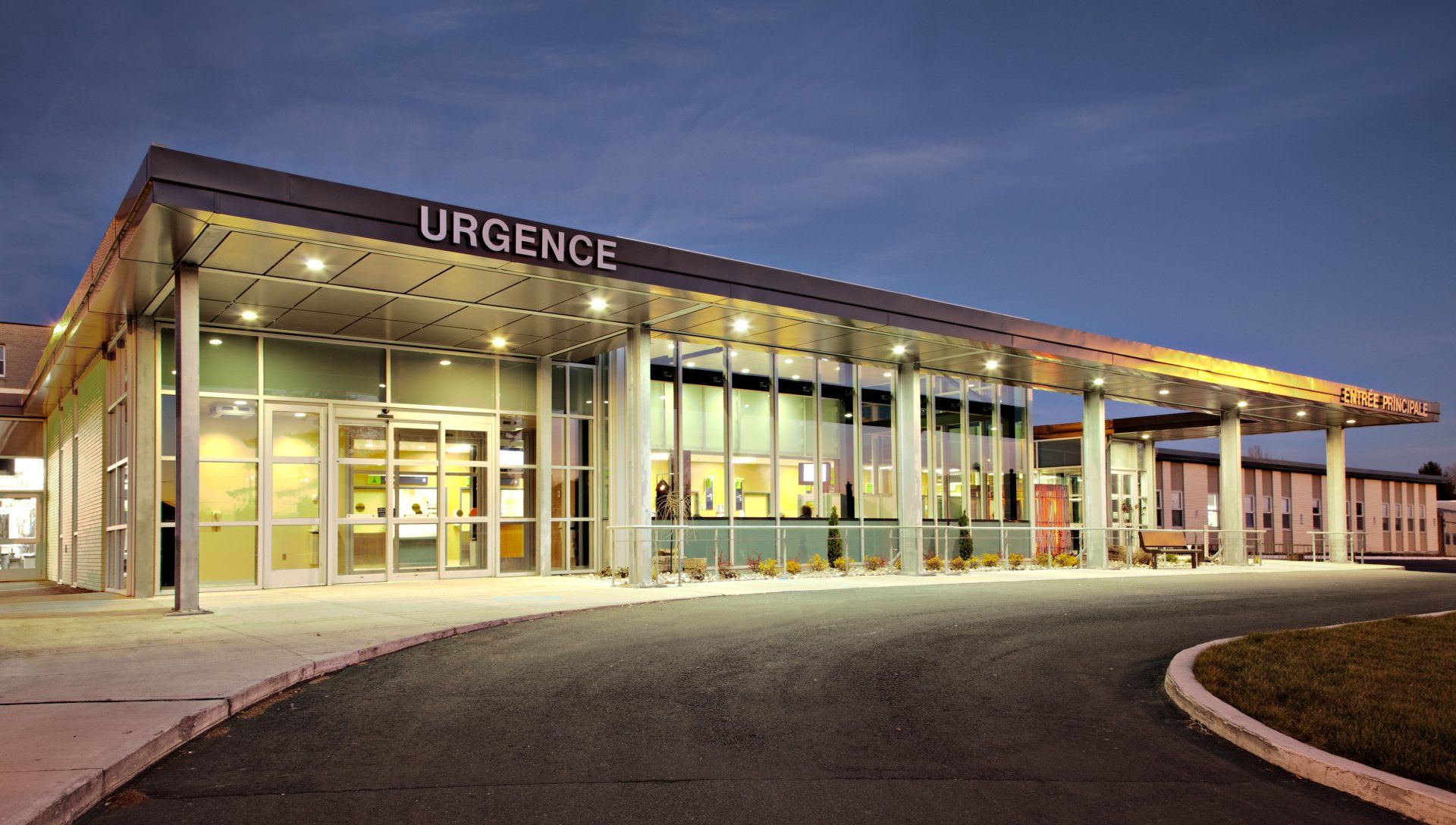 A large building with the word urgence on it