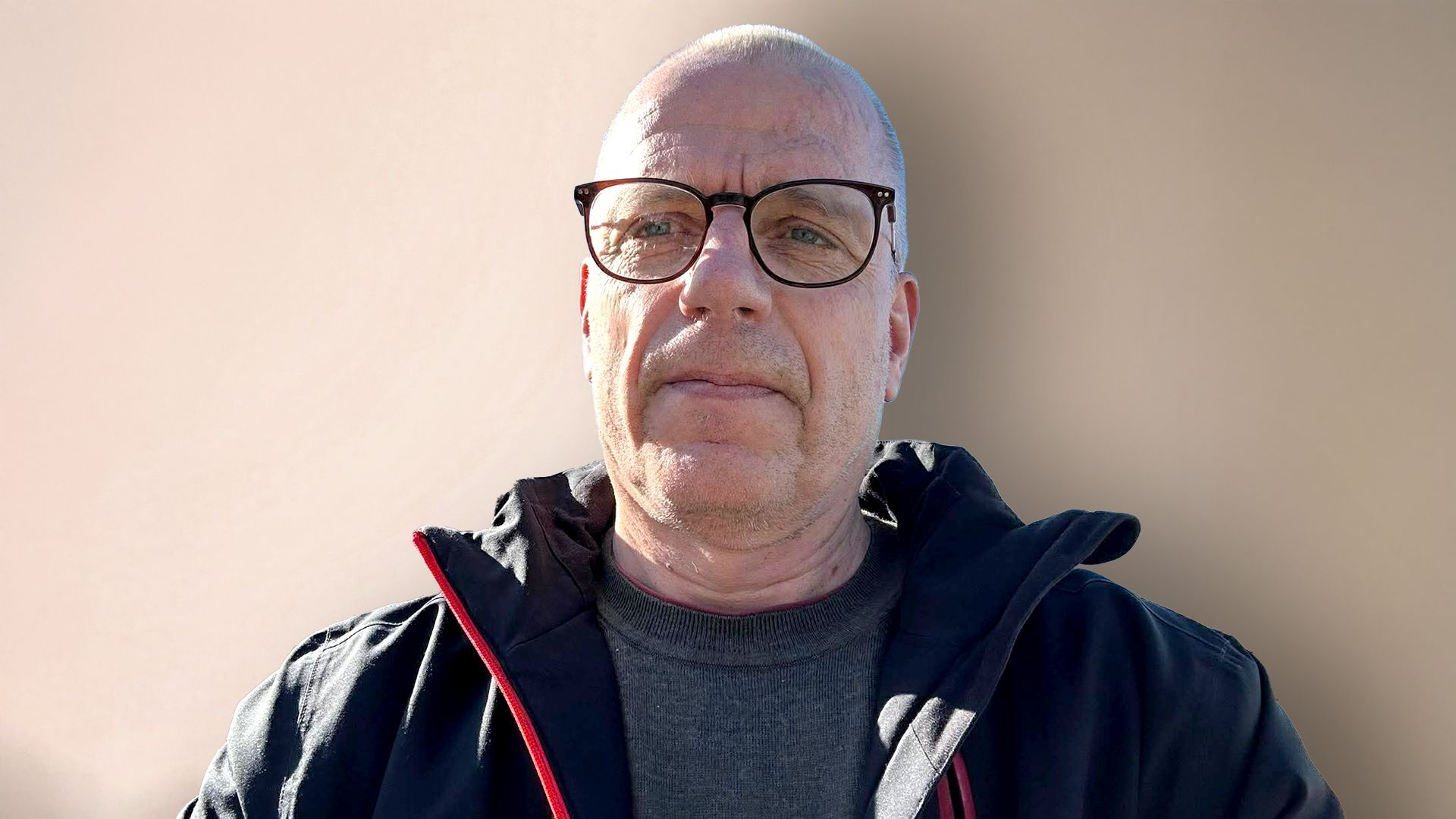 Person med lange fletter og et transkjønnet symbol på skjorten.