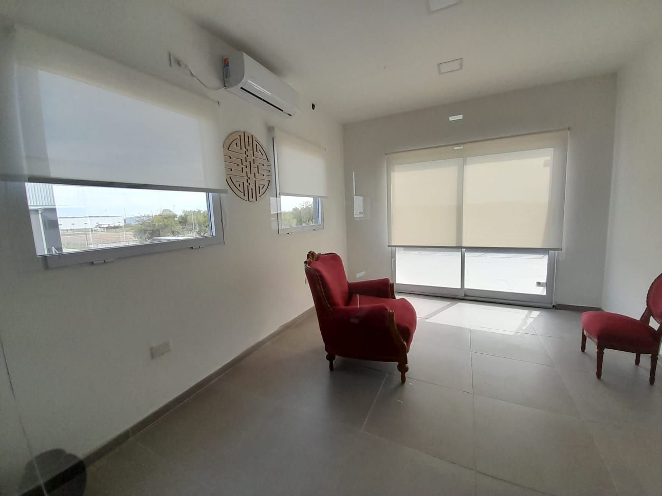 Una habitación luminosa y con escaso mobiliario