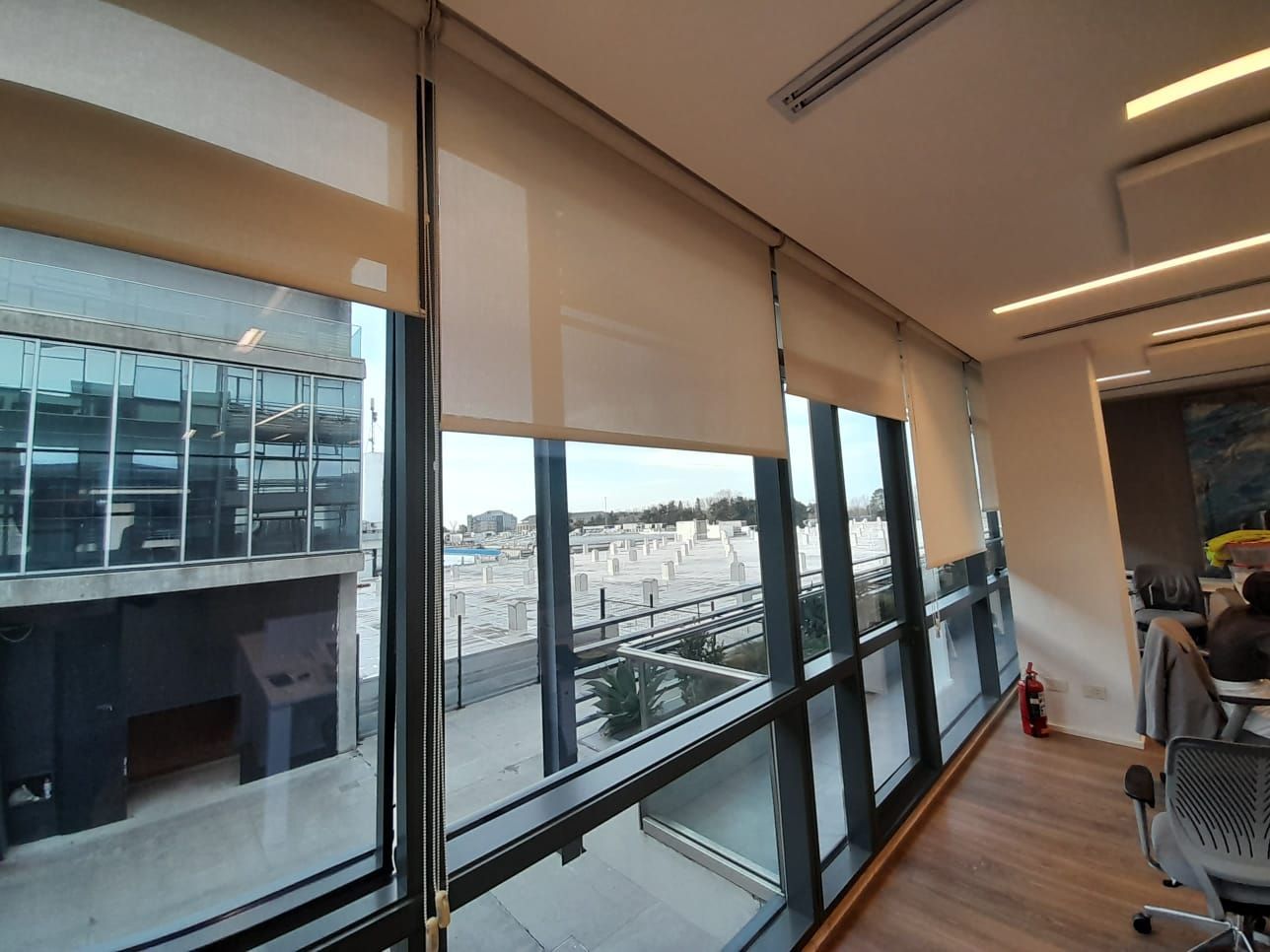 Interior de oficina moderno con ventanales del suelo al techo