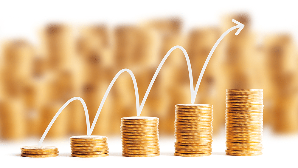 Des piles de pièces d'or avec une flèche blanche pointant vers le haut, représentant la croissance financière.