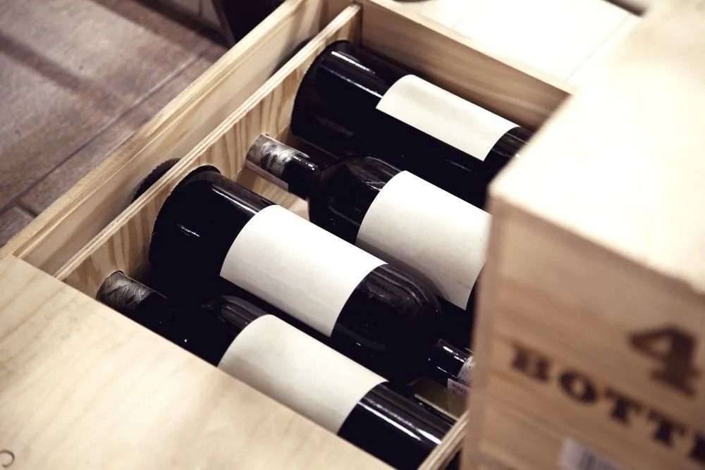 Bottiglie di vino in una cassa di legno, viste dall'alto