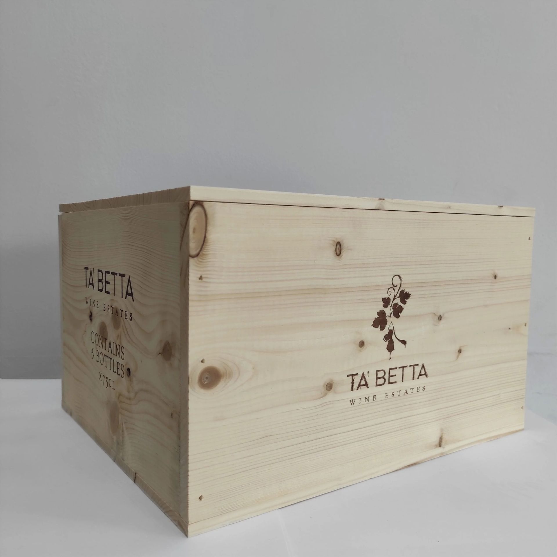 Cassa in legno chiaro con logo stampato su sfondo grigio.