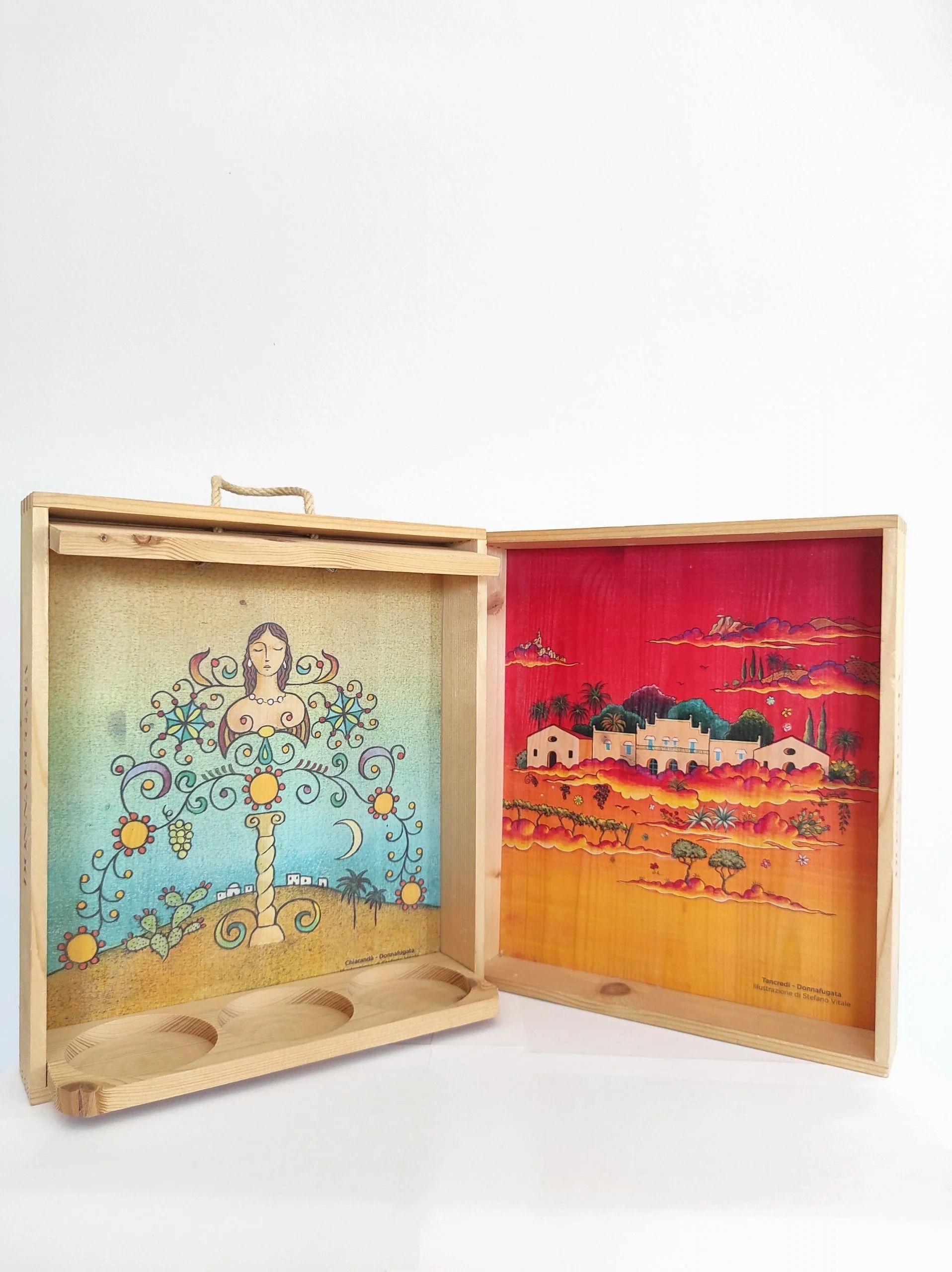 Scatola di legno aperta con due pannelli astratti colorati, uno blu e uno rosso-arancio.