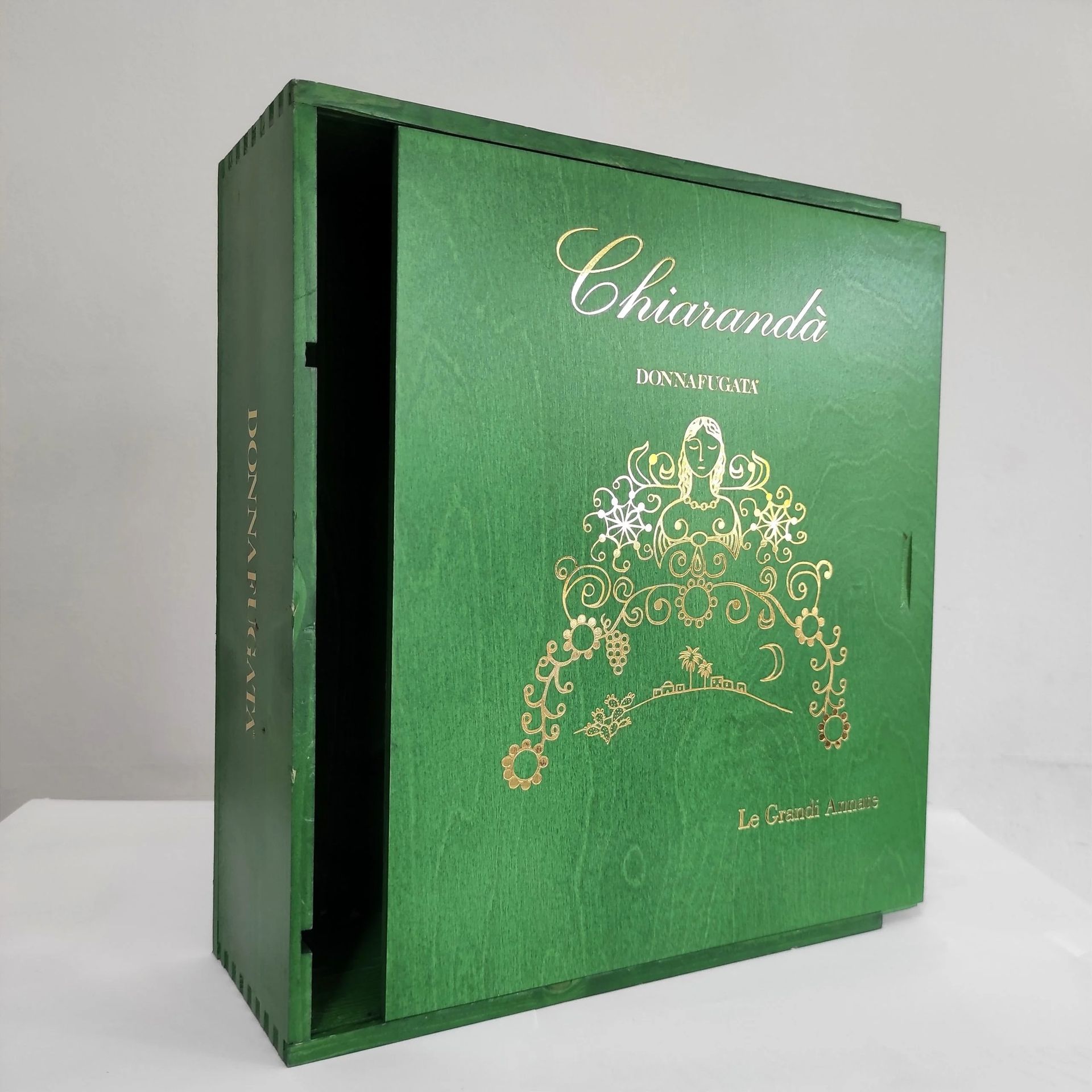 Cofanetto decorativo verde con motivi floreali dorati e scritte in corsivo sulla copertina.